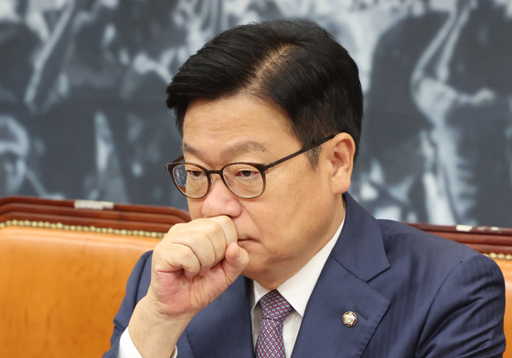 생각에 잠긴 정점식 원내대표