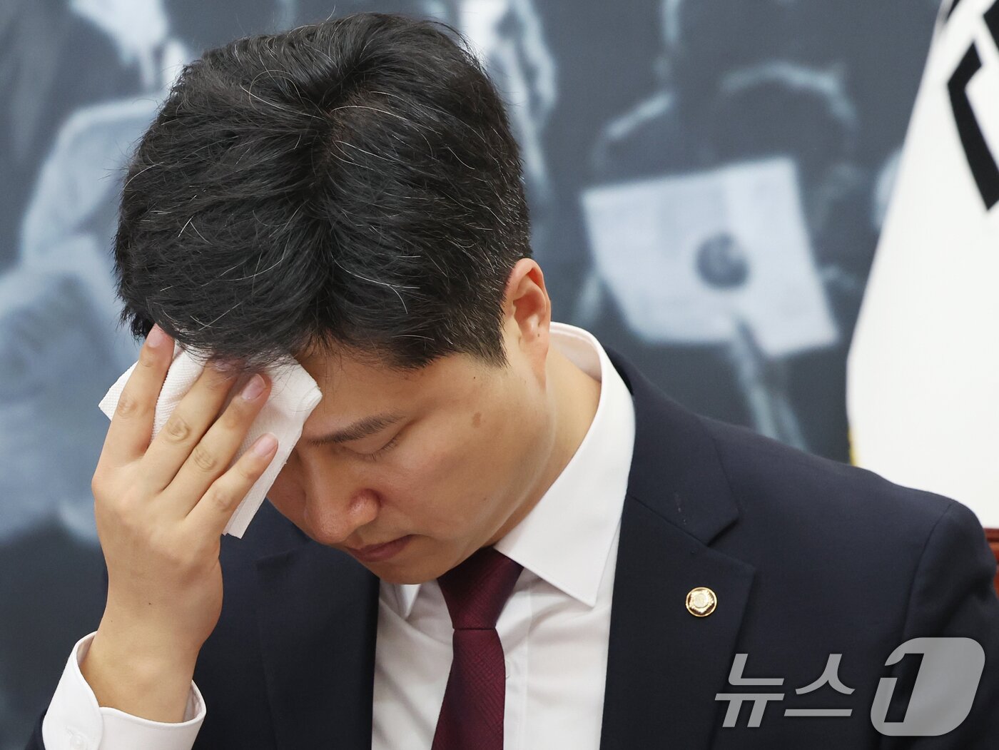 본문 이미지 - 우재준 국민의힘 청년 최고위원이 29일 오전 서울 여의도 국회에서 열린 최고위원회의에서 땀을 닦고 있다. 이날 우 최고위원은 모두발언을 통해 장동혁 대표의 사퇴를 공개 요구했다 2026.6.29 ⓒ 뉴스1 황기선 기자