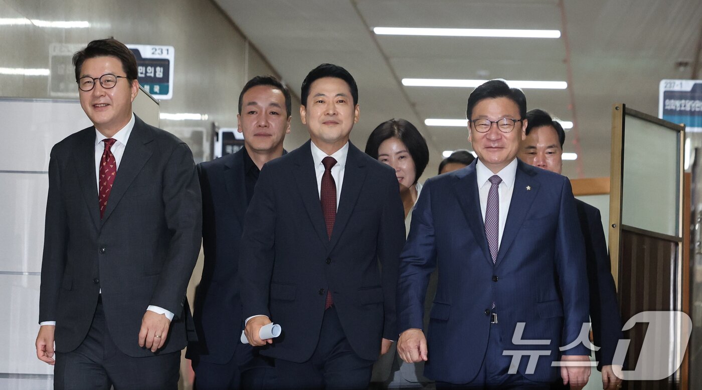 본문 이미지 - 국민의힘 장동혁 대표와 정점식 원내대표가 29일 오전 서울 여의도 국회에서 열린 최고위원회의에 참석하고 있다. 2026.6.29 ⓒ 뉴스1 황기선 기자