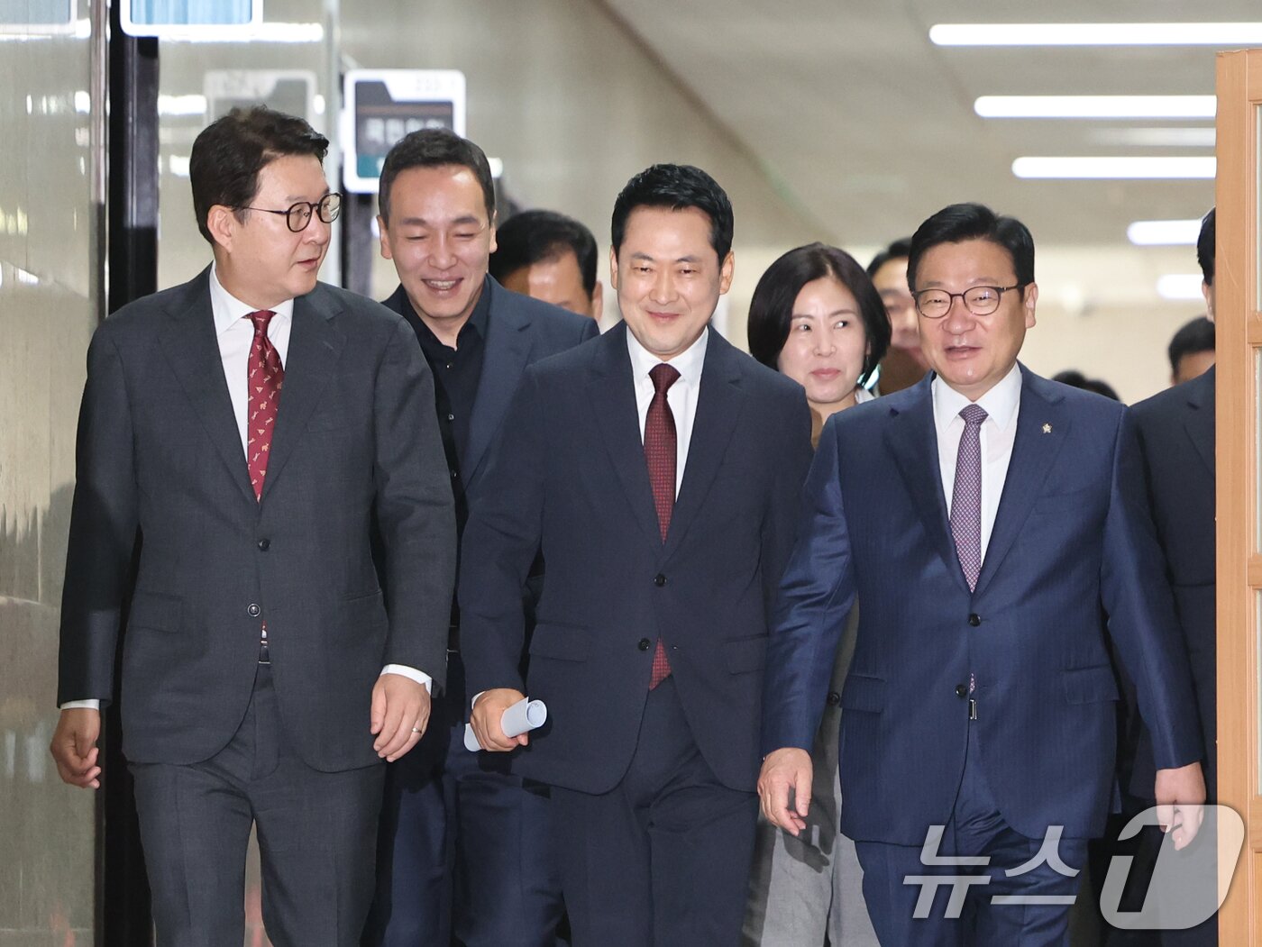 본문 이미지 - 국민의힘 장동혁 대표와 정점식 원내대표가 29일 오전 서울 여의도 국회에서 열린 최고위원회의에 참석하고 있다. 2026.6.29 ⓒ 뉴스1 황기선 기자