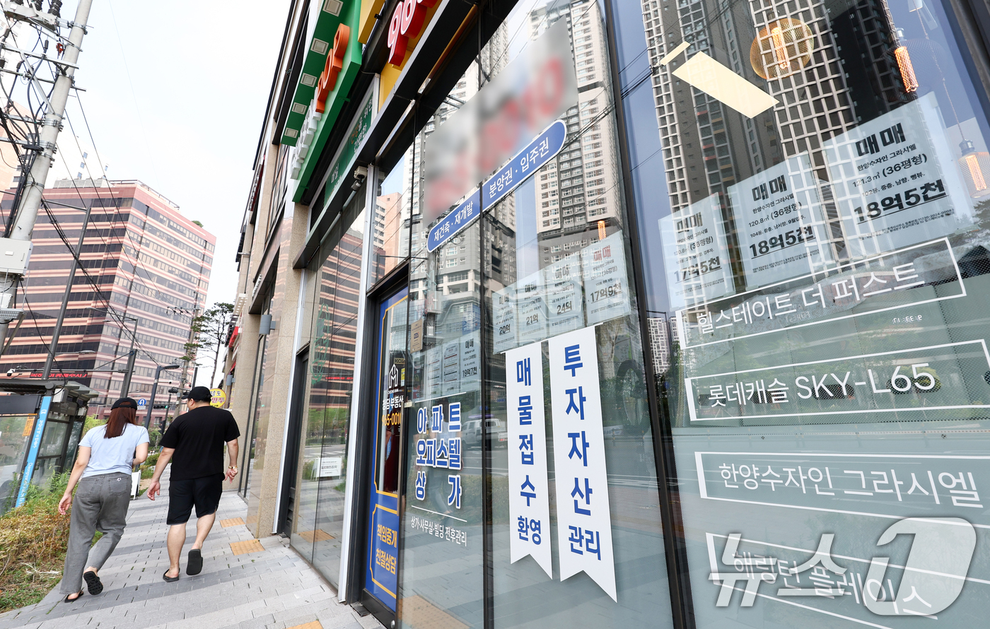 (서울=뉴스1) 최지환 기자 = 29일 KB부동산에 따르면 올해 1월 5일부터 6월 15일까지 전용 84㎡ 기준 KB 매매시세 상승률 상위 10개 단지(500가구 이상)는 모두 동 …