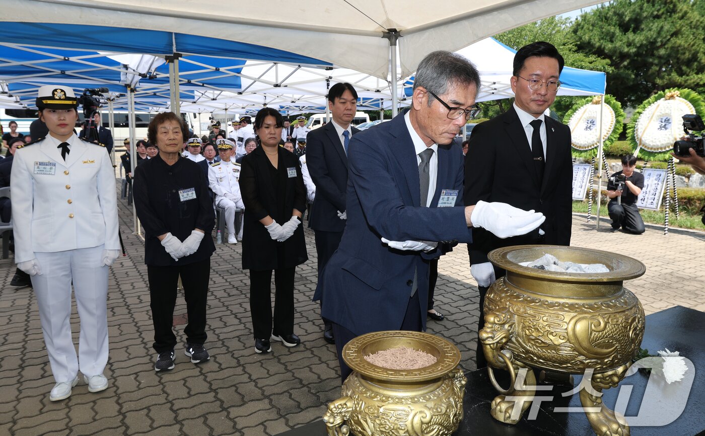 본문 이미지 - 29일 경기 평택시 포승읍 해군 제2함대 사령부에서 열린 '제2연평해전 승전 24주년 기념식'에서 유가족들이 헌화 및 분향을 하고 있다. 2026.6.29 ⓒ 뉴스1 김영운 기자