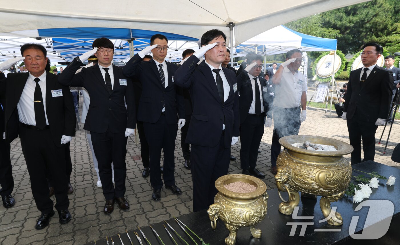 본문 이미지 - 29일 경기 평택시 포승읍 해군 제2함대 사령부에서 열린 '제2연평해전 승전 24주년 기념식'에서 이희완 전 국가보훈부 차관 및 참전 장병들이 헌화 및 분향 후 경례를 하고 있다. 2026.6.29 ⓒ 뉴스1 김영운 기자