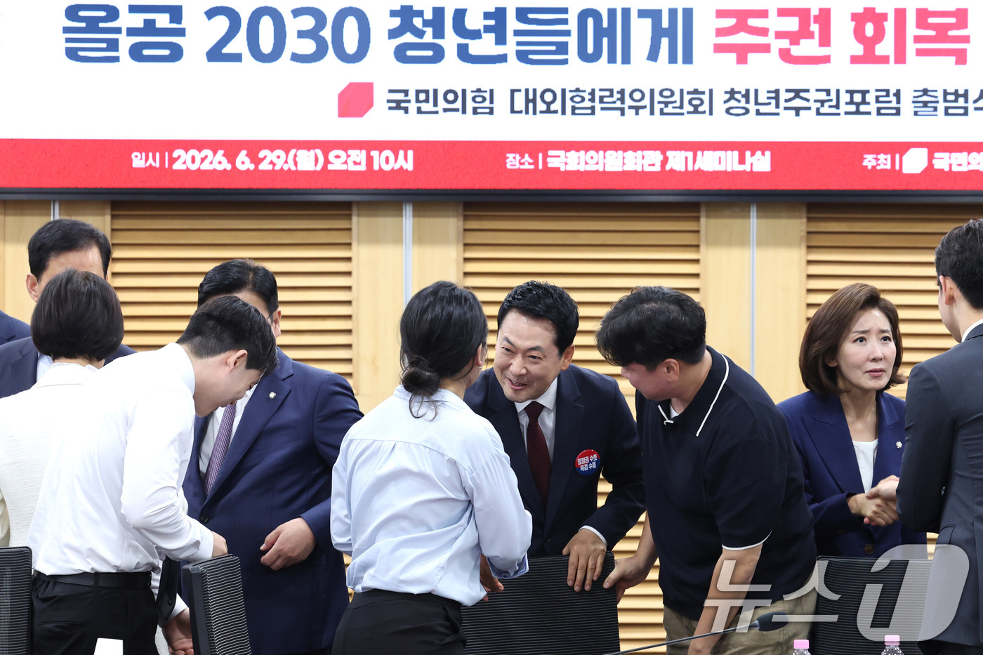(서울=뉴스1) 신웅수 기자 = 장동혁 국민의힘 대표가 29일 서울 여의도 국회 의원회관에서 열린 '올공 2030 청년들에게 주권 회복 해결책을 묻다' 국민의힘 대외협력위원회 청년 …