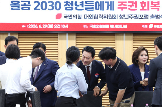 올공 청년들과 인사하는 장동혁 대표