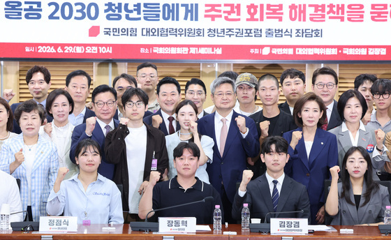 기념 촬영하는 장동혁 대표