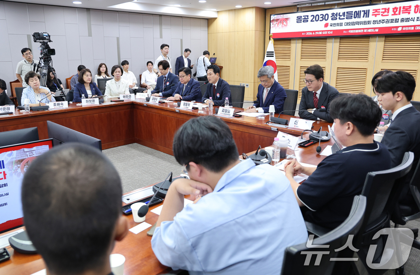 (서울=뉴스1) 신웅수 기자 = 장동혁 국민의힘 대표가 29일 서울 여의도 국회 의원회관에서 열린 '올공 2030 청년들에게 주권 회복 해결책을 묻다' 국민의힘 대외협력위원회 청년 …