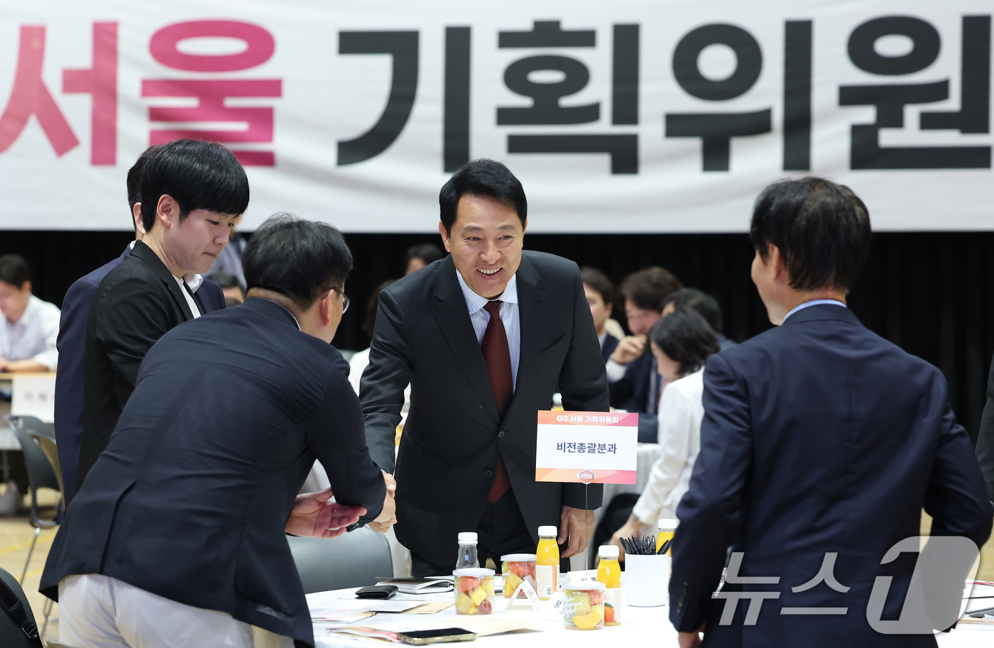 (서울=뉴스1) 오대일 기자 = 오세훈 서울시장이 29일 오전 서울 중구 서울시청 다목적홀에서 열린 G3 서울 기획위원회 발대식에서 참석자들과 악수하고 있다.G3 서울 기획위원회는 …