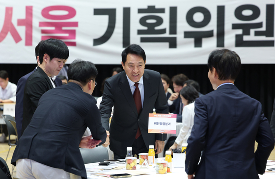 G3 서울 기획위원들과 악수하는 오세훈 시장