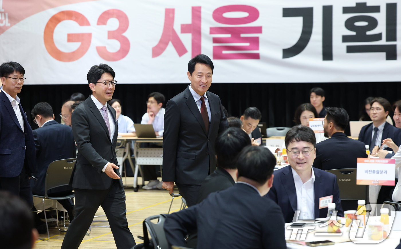 (서울=뉴스1) 오대일 기자 = 오세훈 서울시장이 29일 오전 서울 중구 서울시청 다목적홀에서 열린 G3 서울 기획위원회 발대식에서 김병민 공동위원장과 나란히 입장하고 있다.G3 …