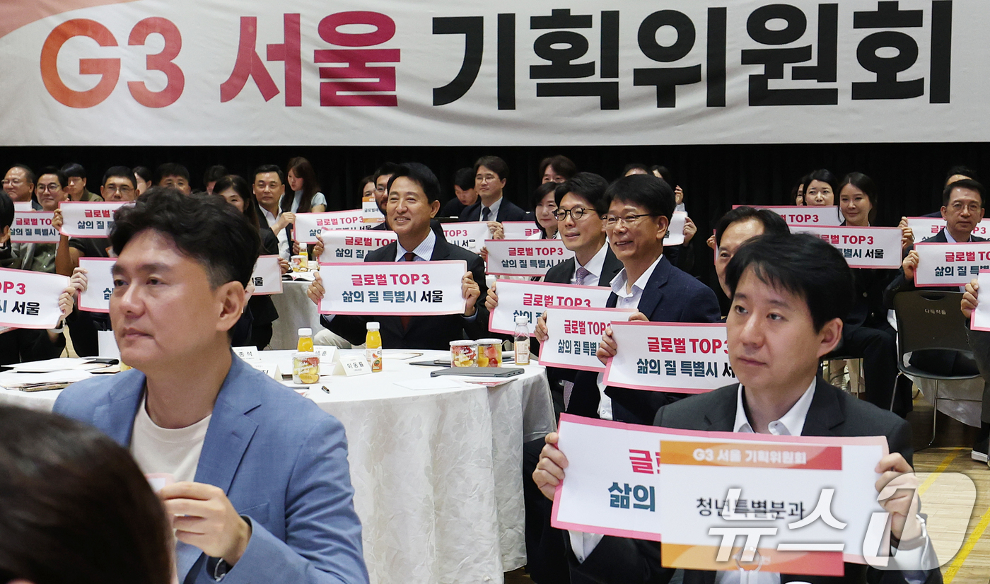 (서울=뉴스1) 오대일 기자 = 오세훈 서울시장이 29일 오전 서울 중구 서울시청 다목적홀에서 열린 G3 서울 기획위원회 발대식에서 김병민 공동위원장을 비롯한 위원들과 기념 퍼포먼 …