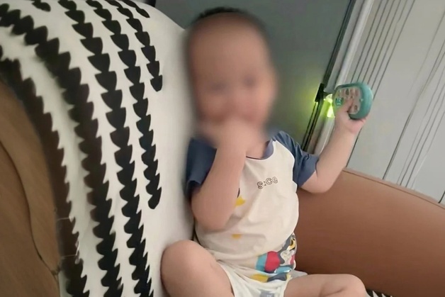 "배 걷어차 숨지게 했는데 용서"…18개월 아들 죽인 여친 감싼 친부