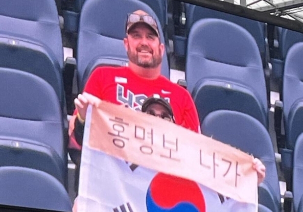 '홍명보 나가' LA 스타디움서 손팻말 든 외국인…대형 전광판에 그대로