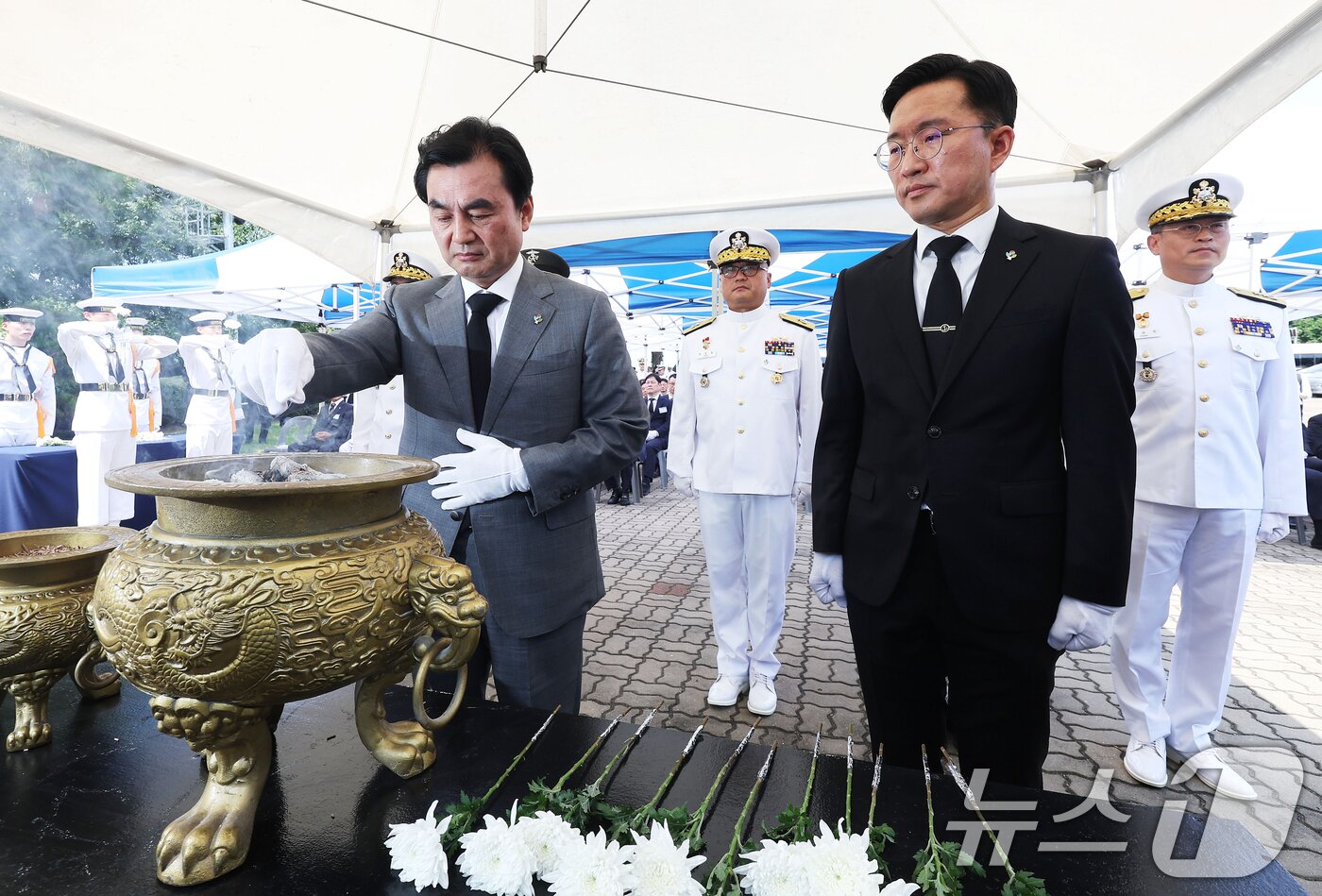본문 이미지 - 안규백 국방부 장관이 29일 경기 평택시 포승읍 해군 제2함대 사령부에서 열린 '제2연평해전 승전 24주년 기념식'에서 주요 지휘관들과 함께 헌화 및 분향을 하고 있다. (공동취재) 2026.6.29 ⓒ 뉴스1 김영운 기자