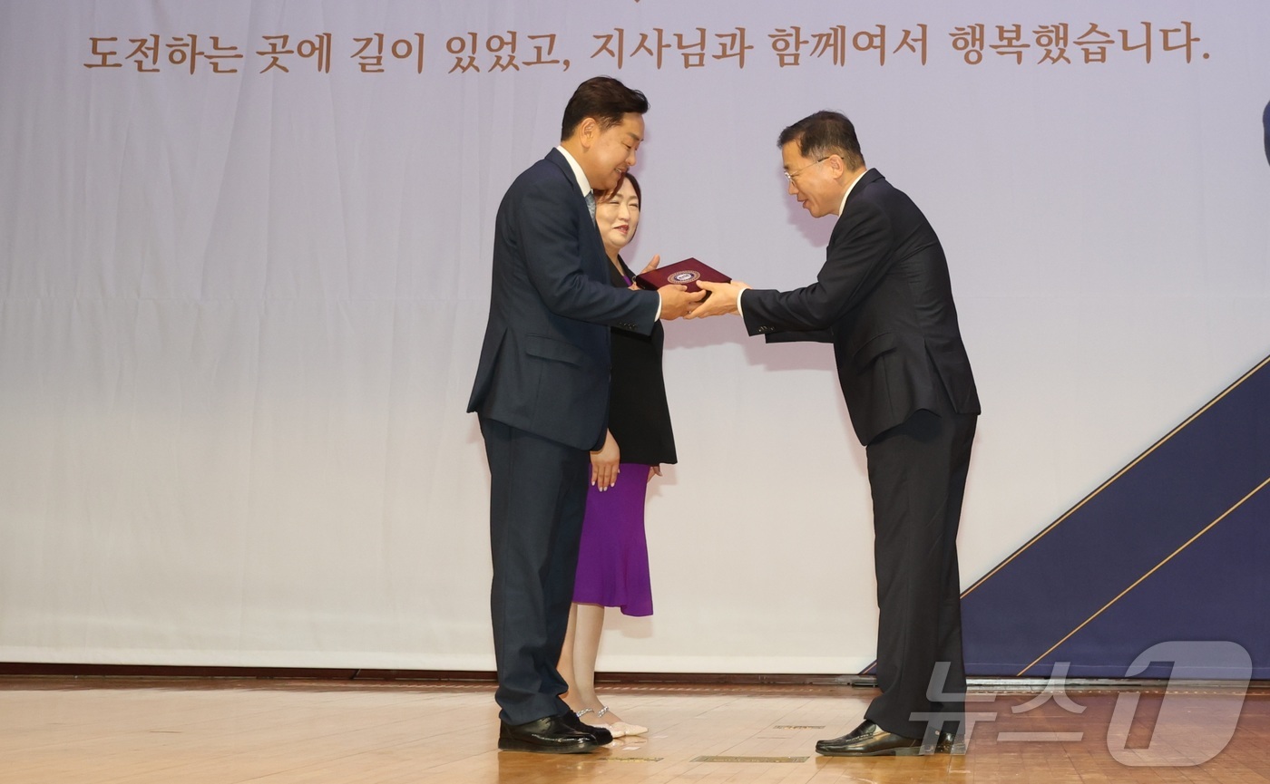 (전주=뉴스1) 유경석 기자 = 김관영 전북특별자치도지사가 29일 전북 전주시 전북특별자치도청 3층 공연장에서 열린 이임식에서 감사패를 받고 있다. 2026.6.29/뉴스1