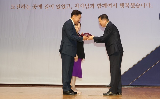 감사패 받는 김관영 도지사