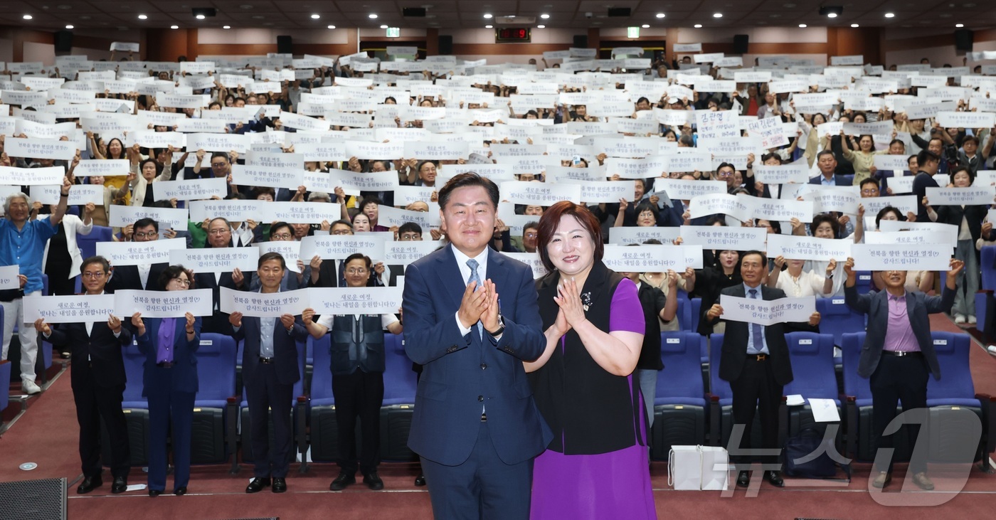 (전주=뉴스1) 유경석 기자 = 김관영 전북특별자치도지사와 배우자 목영숙 씨가 29일 전북 전주시 전북특별자치도청 3층 공연장에서 열린 이임식을 마치고 기념촬영을 하고 있다. 20 …