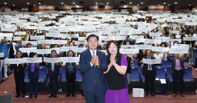 이임식 마치고 기념촬영하는 김관영 도지사