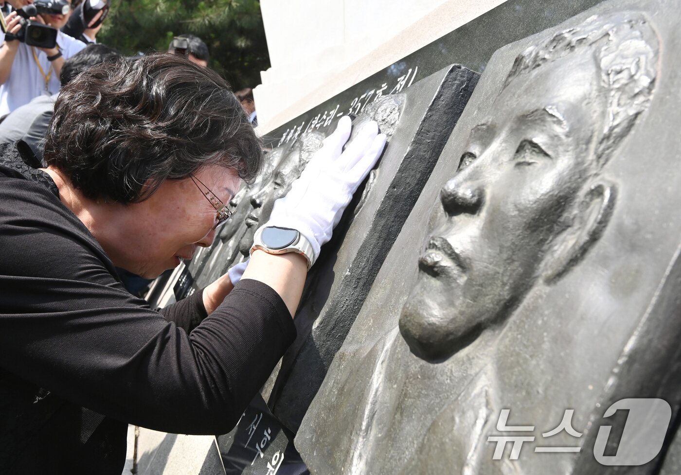본문 이미지 - 29일 경기 평택시 포승읍 해군 제2함대 사령부에서 열린 '제2연평해전 승전 24주년 기념식'에서 유가족들이 해전 영웅들의 얼굴 부조상을 어루만지고 있다. (공동취재) 2026.6.29 ⓒ 뉴스1 김영운 기자