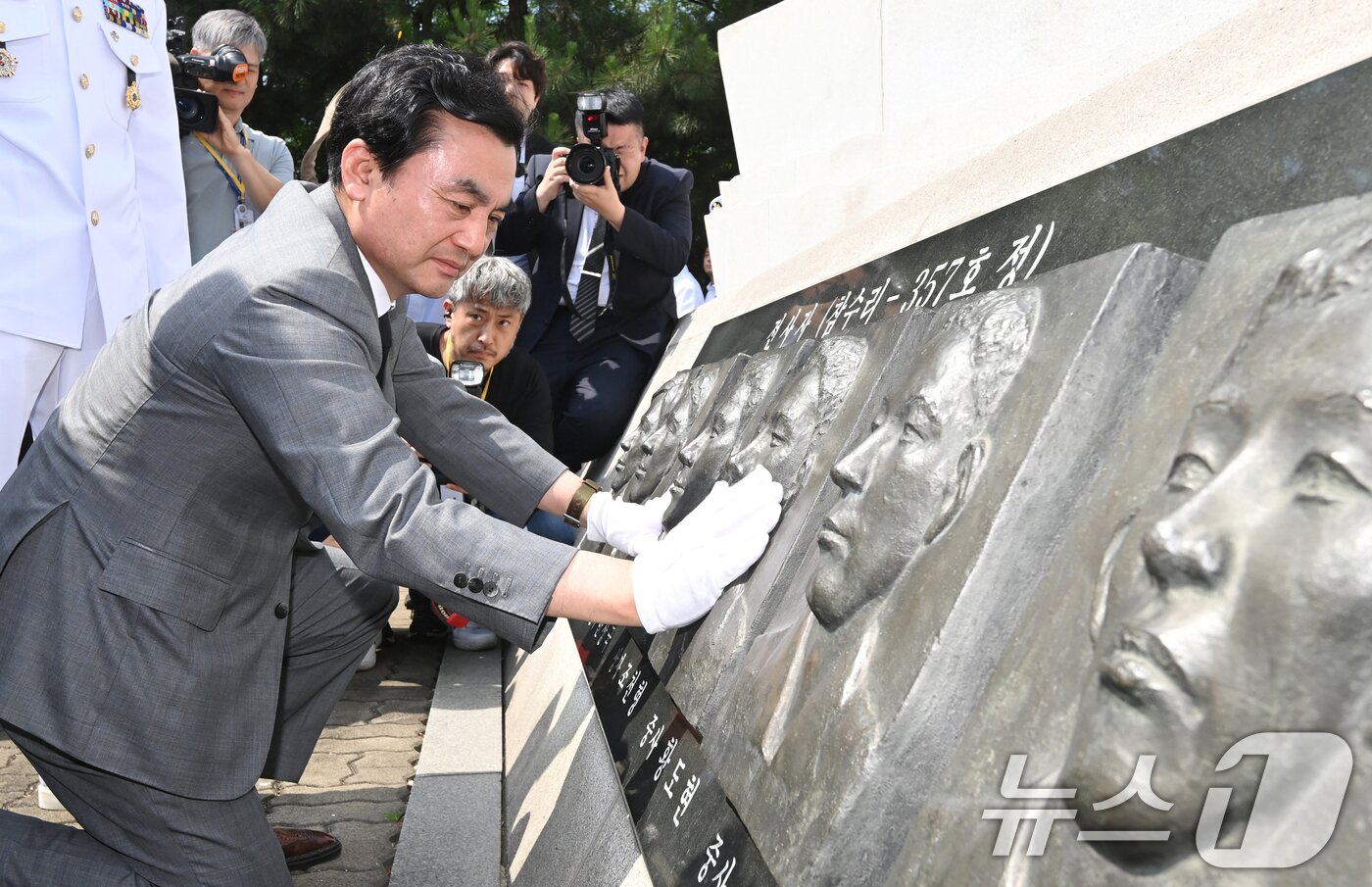 본문 이미지 - 안규백 국방부 장관이 29일 경기 평택시 포승읍 해군 제2함대 사령부에서 열린 '제2연평해전 승전 24주년 기념식'에서 해전 영웅들의 얼굴 부조상을 어루만지고 있다. (공동취재) 2026.6.29 ⓒ 뉴스1 김영운 기자