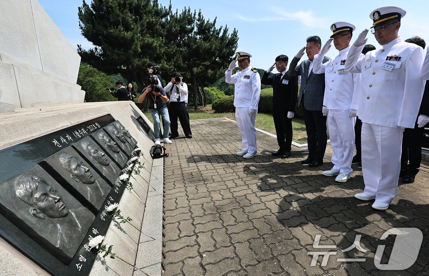 본문 이미지 - 29일 경기 평택 2함대사령부에서 열린 '제2연평해전 승전 24주년 기념행사'에서 참전장병들이 전사자 조각상에 경례하고 있다. (공동취재) 2026.6.29 ⓒ 뉴스1 김영운 기자