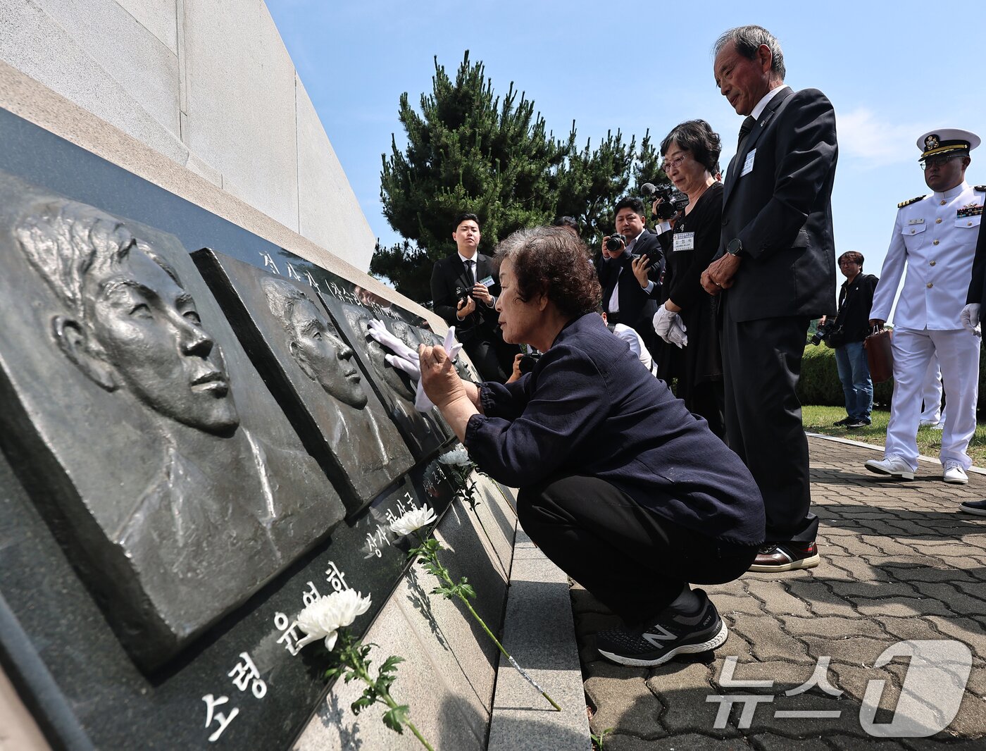 본문 이미지 - 29일 경기 평택 2함대사령부에서 열린 '제2연평해전 승전 24주년 기념행사'에서 고 조천형 상사의 조각상을 어머니가 어루만지고 있다. (공동취재) 2026.6.29 ⓒ 뉴스1 김영운 기자