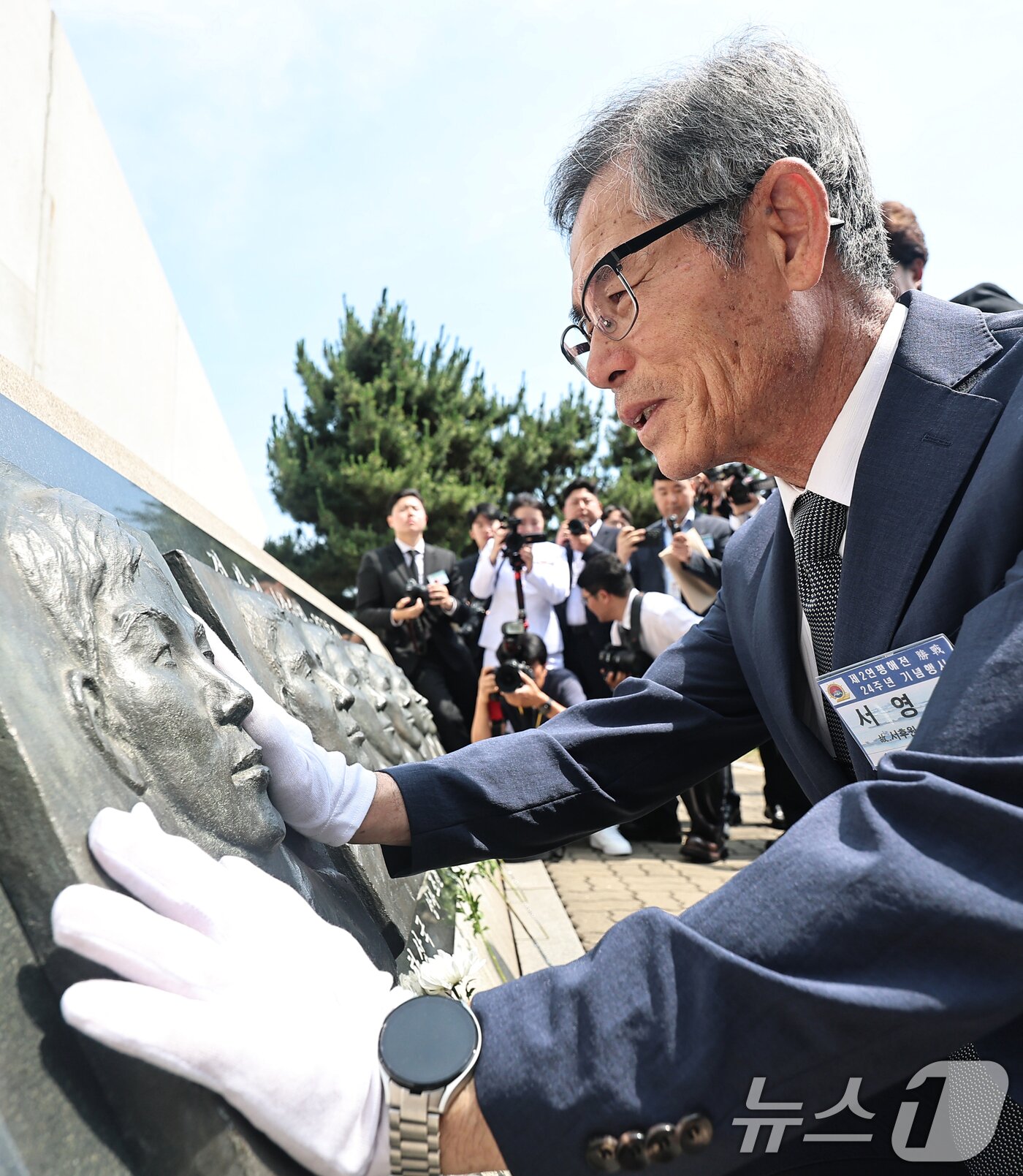 본문 이미지 - 29일 경기 평택 2함대사령부에서 열린 '제2연평해전 승전 24주년 기념행사'에서 고 서후원 중사의 부친이 전사자들의 조각상을 어루만지고 있다. (공동취재) 2026.6.29 ⓒ 뉴스1 김영운 기자