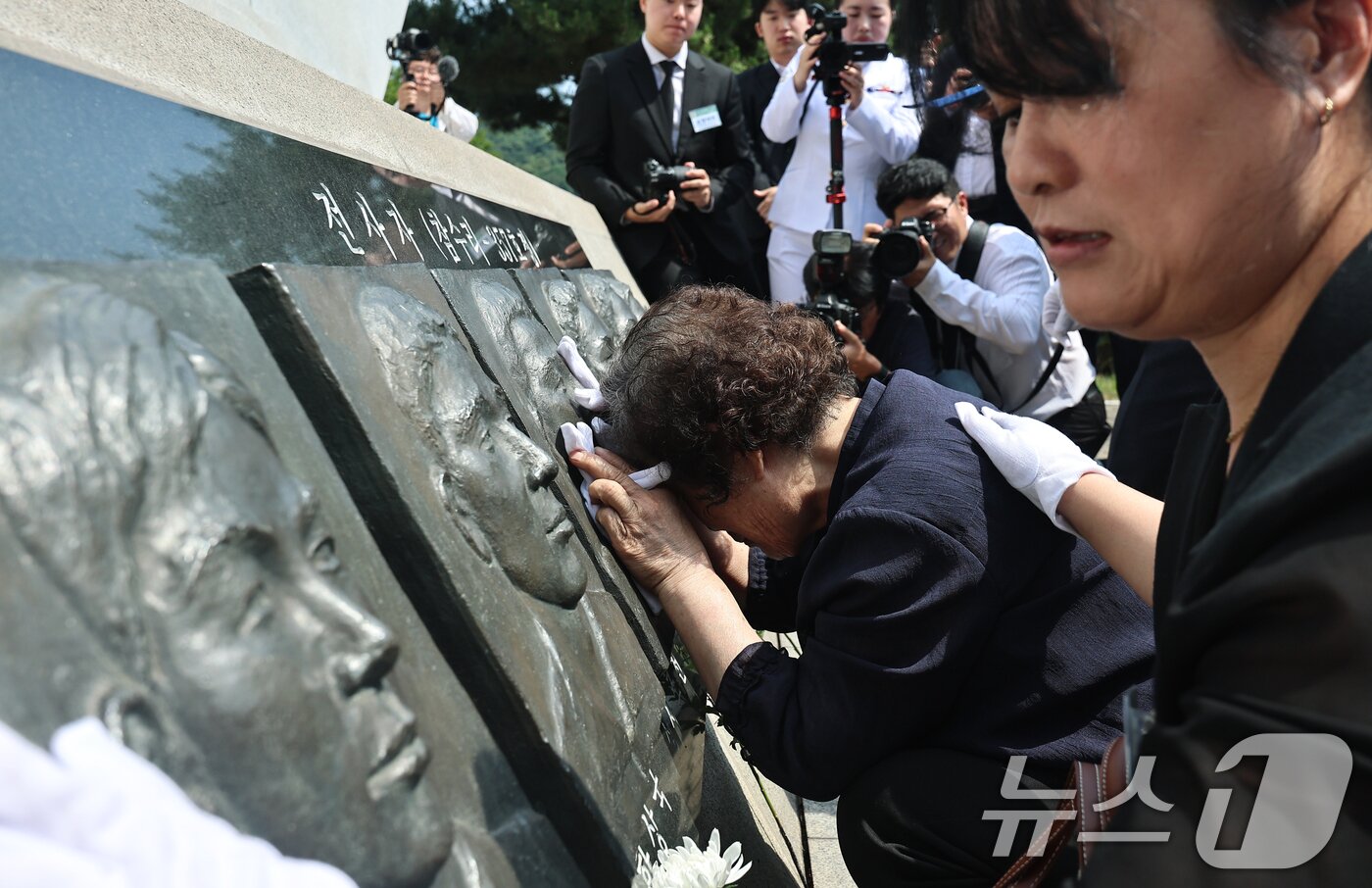 본문 이미지 - 29일 경기 평택 2함대사령부에서 열린 '제2연평해전 승전 24주년 기념행사'에서 고 조천형 상사의 조각상 앞에서 고인의 어머니가 눈물흘리자, 고 한상국 상사의 아내 김한나 씨가 위로하고 있다. (공동취재) 2026.6.29 ⓒ 뉴스1 김영운 기자