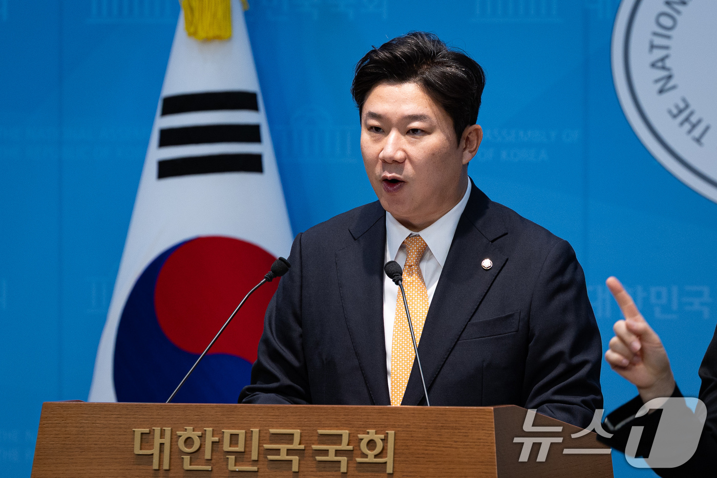 (서울=뉴스1) 유승관 기자 = 진종오 국민의힘 의원이 29일 서울 여의도 국회 소통관에서 축구협회 관련 기자회견을 하고 있다. 2026.6.29/뉴스1