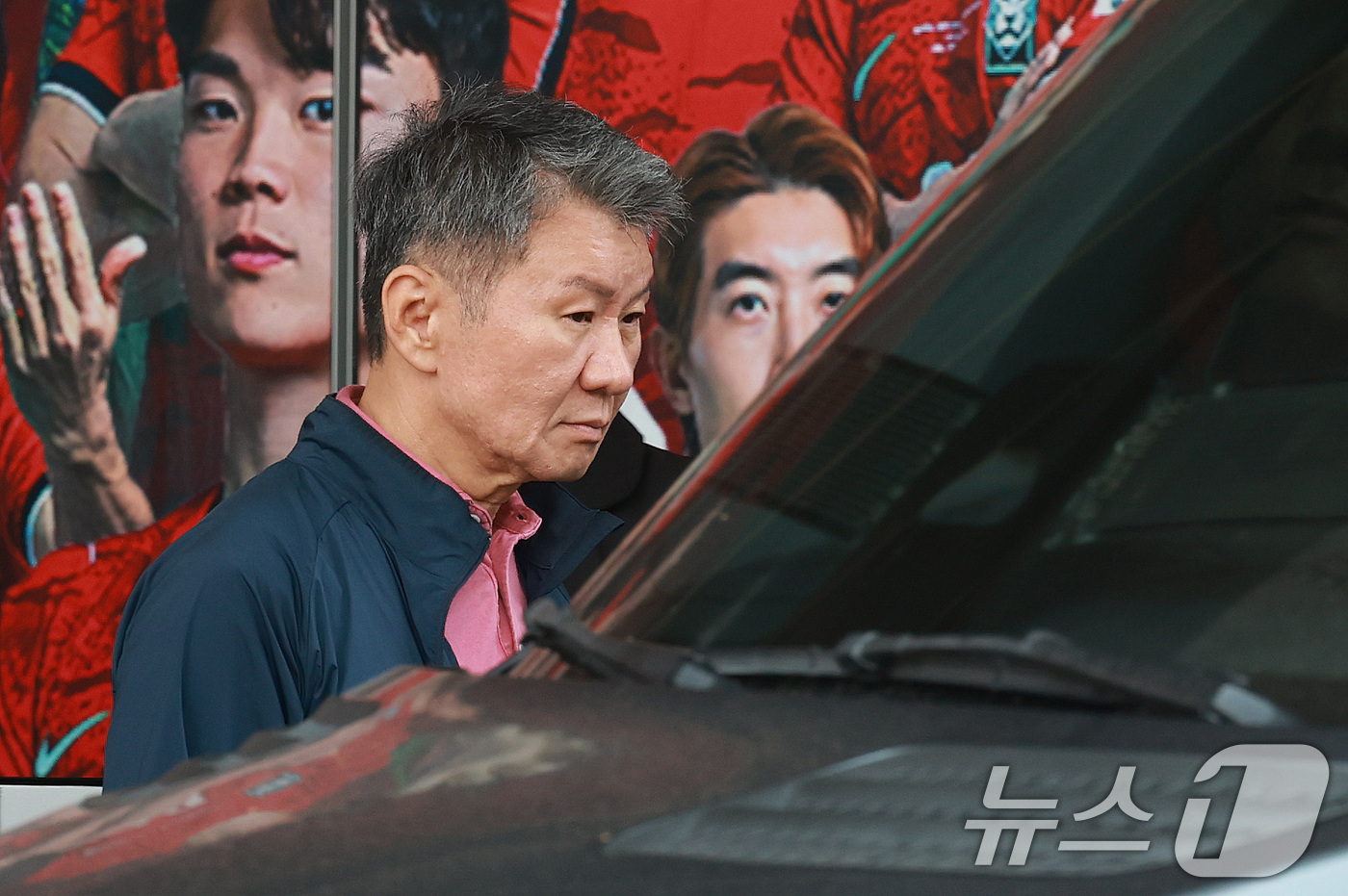 (과달라하라(멕시코)=뉴스1) 임세영 기자 = 정몽규 대한축구협회장이 28일(현지시간) 멕시코 할리스코 과달라하라에 위치한 축구대표팀 숙소를 나서고 있다.홍명보 감독이 이끄는 한국 …