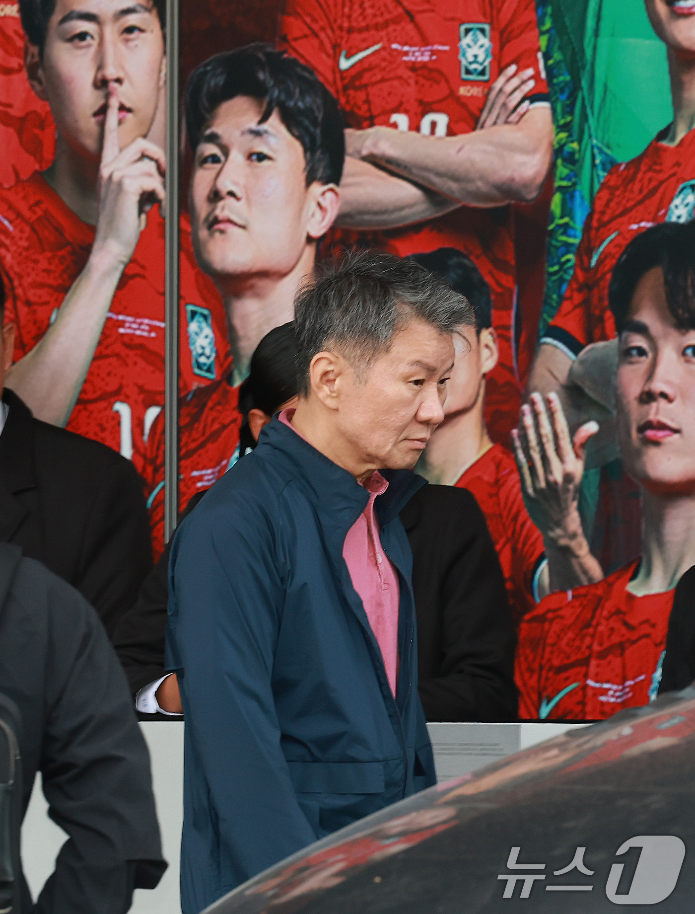 (과달라하라(멕시코)=뉴스1) 임세영 기자 = 정몽규 대한축구협회장이 28일(현지시간) 멕시코 할리스코 과달라하라에 위치한 축구대표팀 숙소를 나서고 있다.홍명보 감독이 이끄는 한국 …