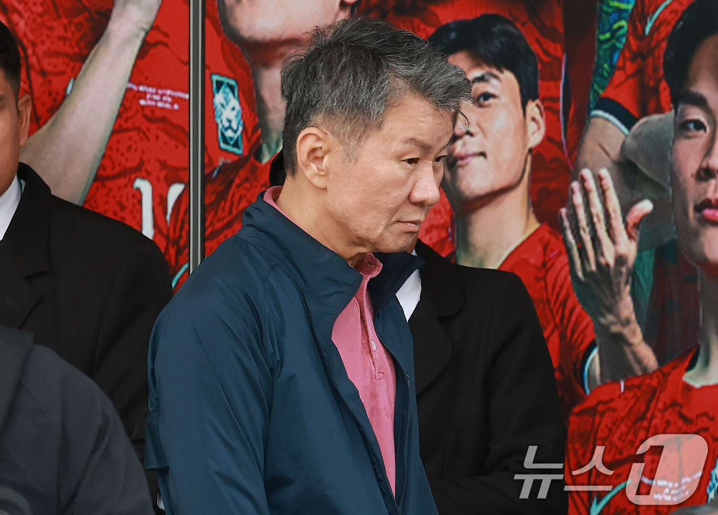 (과달라하라(멕시코)=뉴스1) 임세영 기자 = 정몽규 대한축구협회장이 28일(현지시간) 멕시코 할리스코 과달라하라에 위치한 축구대표팀 숙소를 나서고 있다.홍명보 감독이 이끄는 한국 …