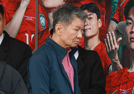 대표팀 숙소 나서는 정몽규 대한축구협회장
