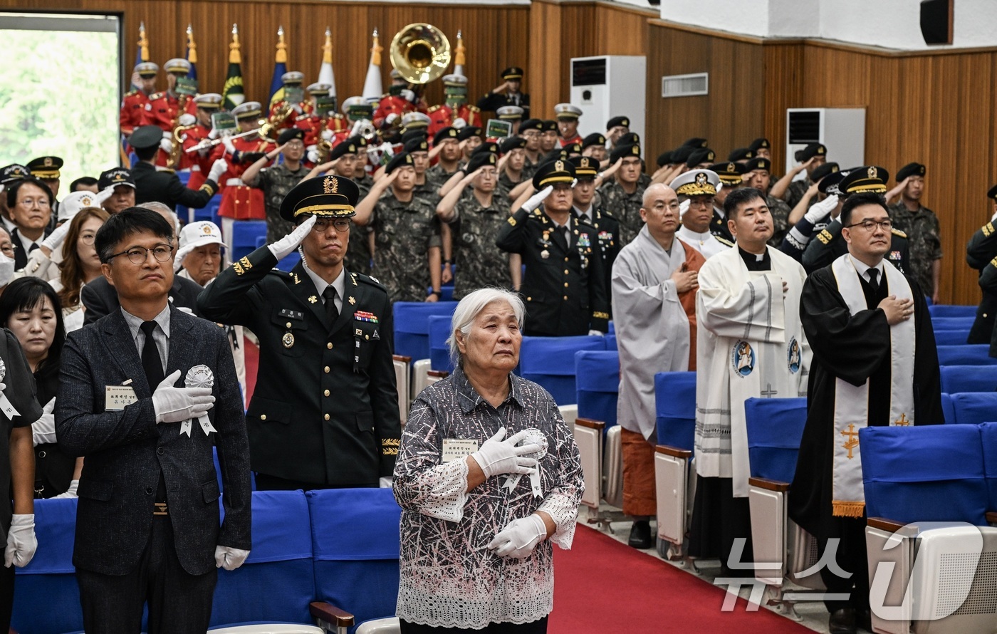 (서울=뉴스1) = 29일 국립대전현충원에서 열린 '6·25 전사자 발굴유해 합동안장식'에서 참석자들이 호국영령들에 대한 경례를 하고 있다. (육군 제공. 재판매 및 DB금지) 2 …