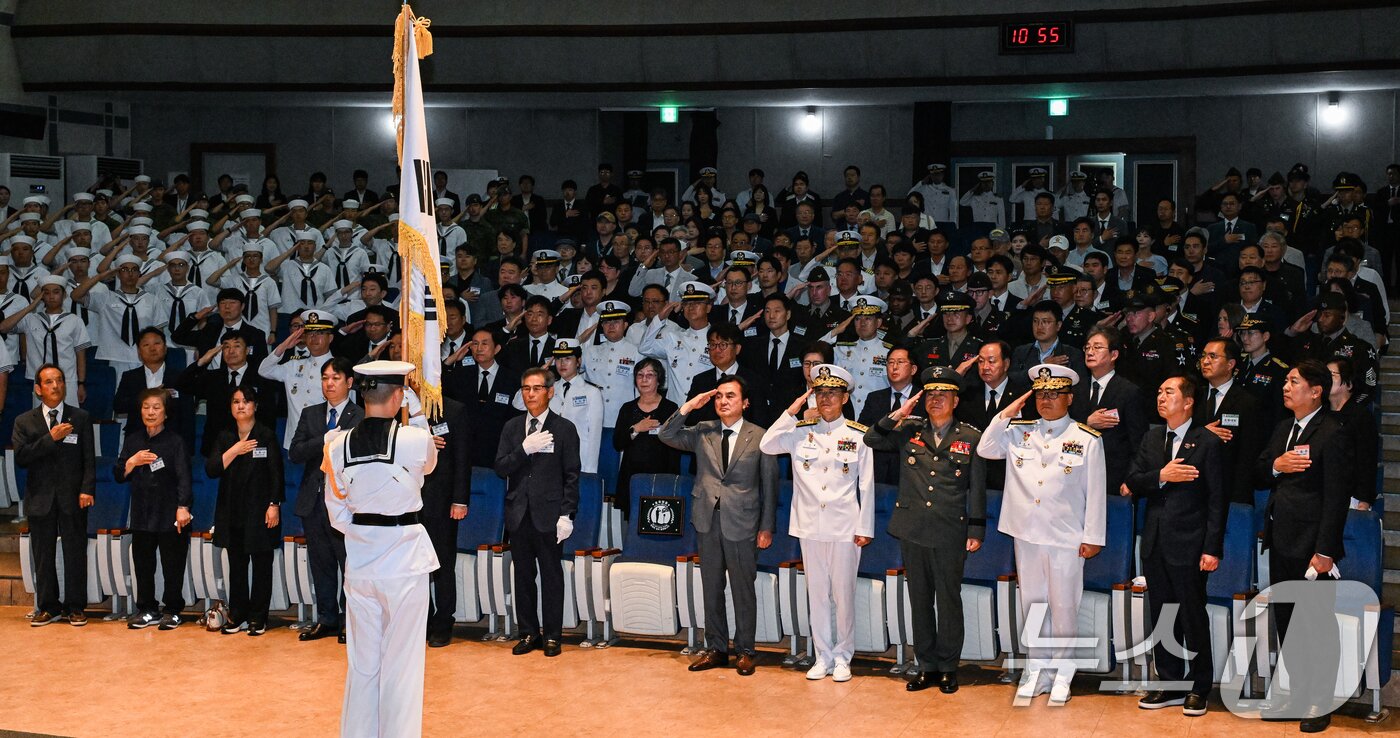 본문 이미지 - 29일 경기 평택 2함대사령부에서 열린 '제2연평해전 승전 24주년 기념행사'에서 안규백 국방부 장관, 김경률 해군참모총장, 참전용사 고(故) 서후원 중사의 부친인 서영석 유가족회장 등 전사자 유가족, 국회의원 등 참석자들이 국기에 대한 경례를 하고 있다. (공동취재) 2026.6.29 ⓒ 뉴스1 김영운 기자