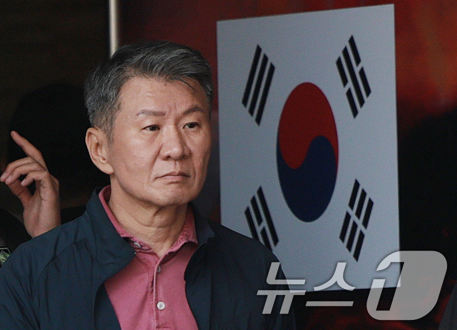 (과달라하라(멕시코)=뉴스1) 박지혜 기자 = 정몽규 축구협회장이 28일(현지시간) 멕시코 할리스코 과달라하라에 위치한 대표팀 숙소를 나서고 있다. 2026.6.29/뉴스1