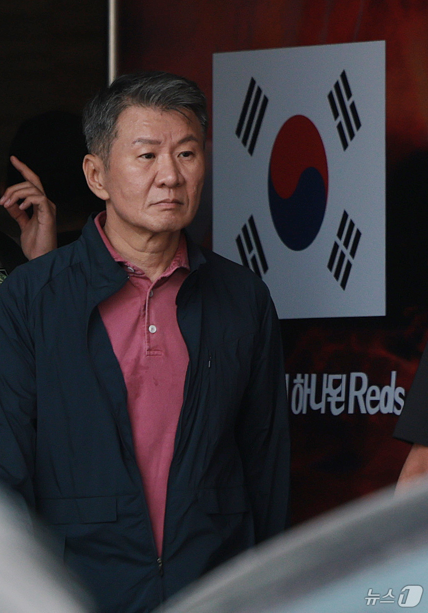 (과달라하라(멕시코)=뉴스1) 박지혜 기자 = 정몽규 대한축구협회장이 28일(현지시간) 멕시코 할리스코 과달라하라에 위치한 대표팀 숙소를 나서고 있다. 2026.6.29/뉴스1