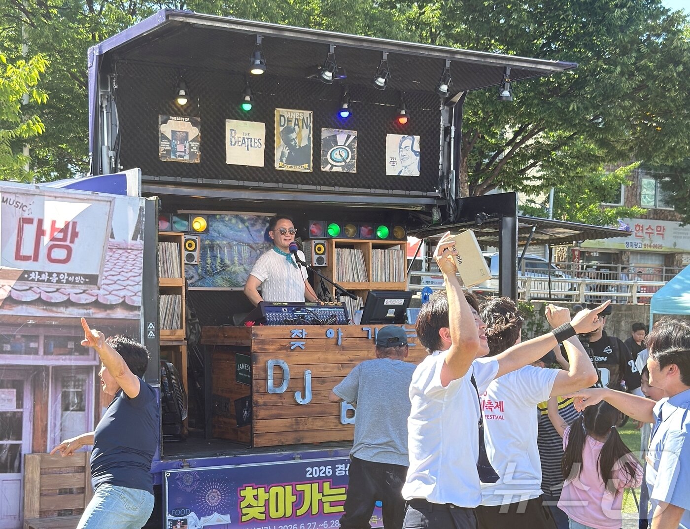 본문 이미지 - 지난 27~28일 경산 남천 둔치 일원에서 열린 경산 카페축제에서 시민들이 LP음악을 들으면서 즐거운 시간을 보내고 있다. (경산시 제공. 재판매 및 DB금지) ⓒ 뉴스1 정우용 기자