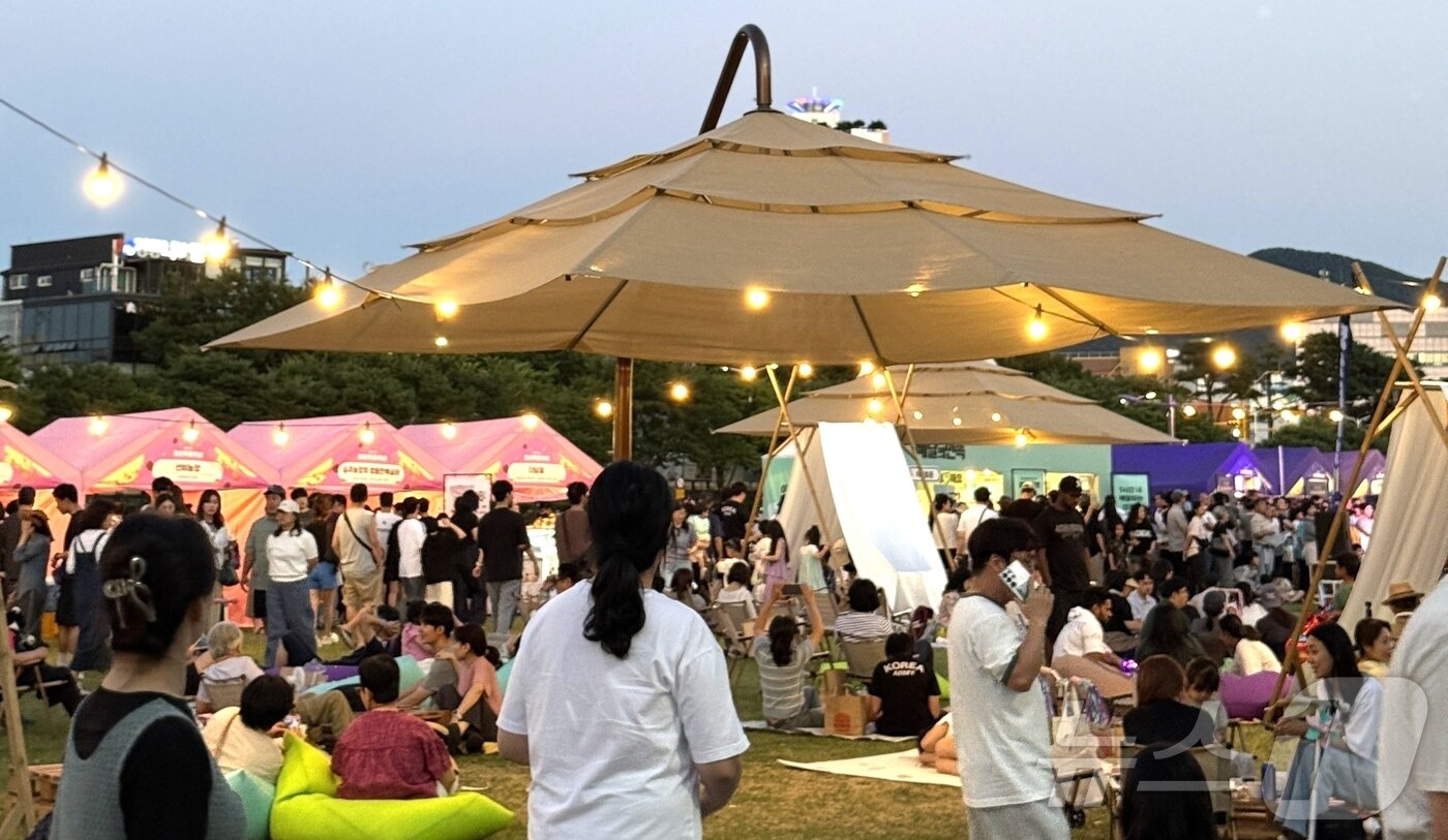 본문 이미지 - 지난 27~28일 경산 남천 둔치 일원에서 열린 경산 카페 축제에 참여한 시민들이 즐거운 시간을 보내고 있다. (경산시 제공. 재판매 및 DB금지) ⓒ 뉴스1 정우용 기자