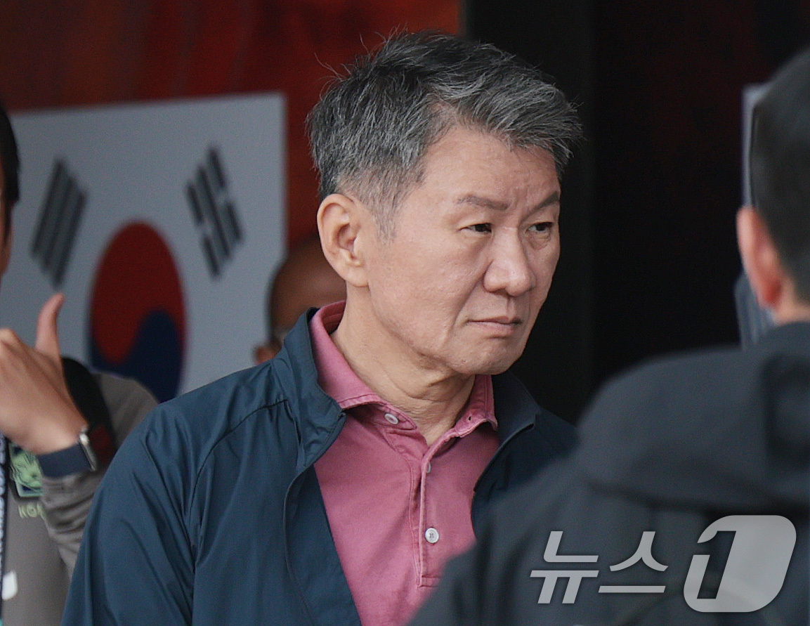 (과달라하라(멕시코)=뉴스1) 박지혜 기자 = 정몽규 대한축구협회장이 28일(현지시간) 멕시코 할리스코 과달라하라에 위치한 대표팀 숙소를 나서고 있다. 2026.6.29/뉴스1