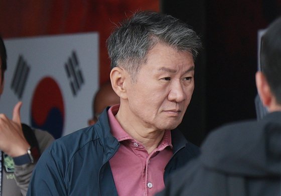 대표팀 숙소 나서는 정몽규 회장