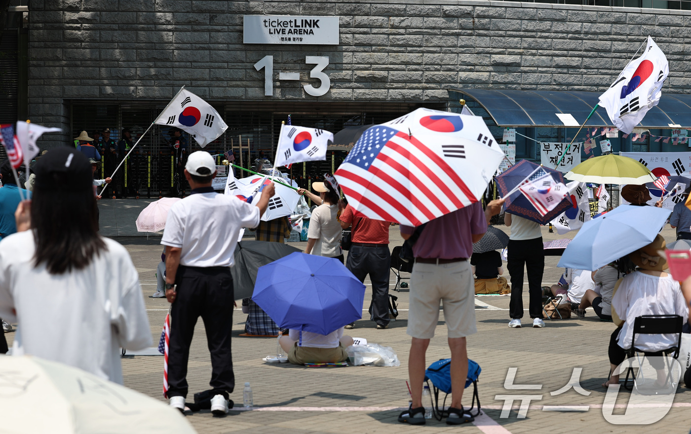 (서울=뉴스1) 구윤성 기자 = 6·3 지방선거 투표용지 부족사태로 인한 '잠실 봉쇄시위'가 25일째를 맞은 25일 서울 송파구 올림픽공원 핸드볼경기장 인근에서 참가자들이 재선거를 …