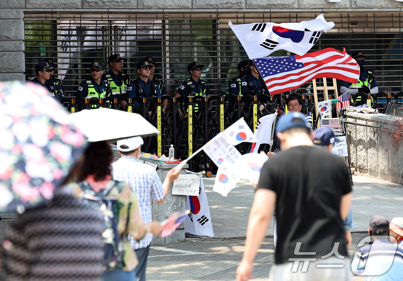(서울=뉴스1) 구윤성 기자 = 6·3 지방선거 투표용지 부족사태로 인한 '잠실 봉쇄시위'가 25일째를 맞은 25일 서울 송파구 올림픽공원 핸드볼경기장에서 경찰이 출입구를 통제하고 …