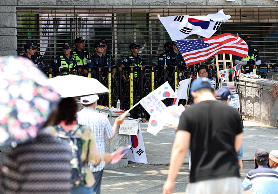 '잠실 개표소 시위' 경찰 폭행 20대 2명 구속기로…오늘 영장심사