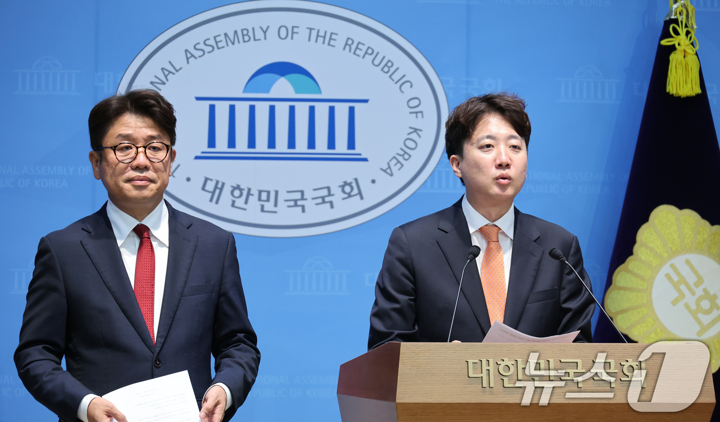 (서울=뉴스1) 신웅수 기자 = 이준석 개혁신당 대표와 유의동 국민의힘 의원이 29일 서울 여의도 국회 소통관에서 정부의 대규모 호남 반도체 투자 계획과 관련해 기자회견을 하고 있 …