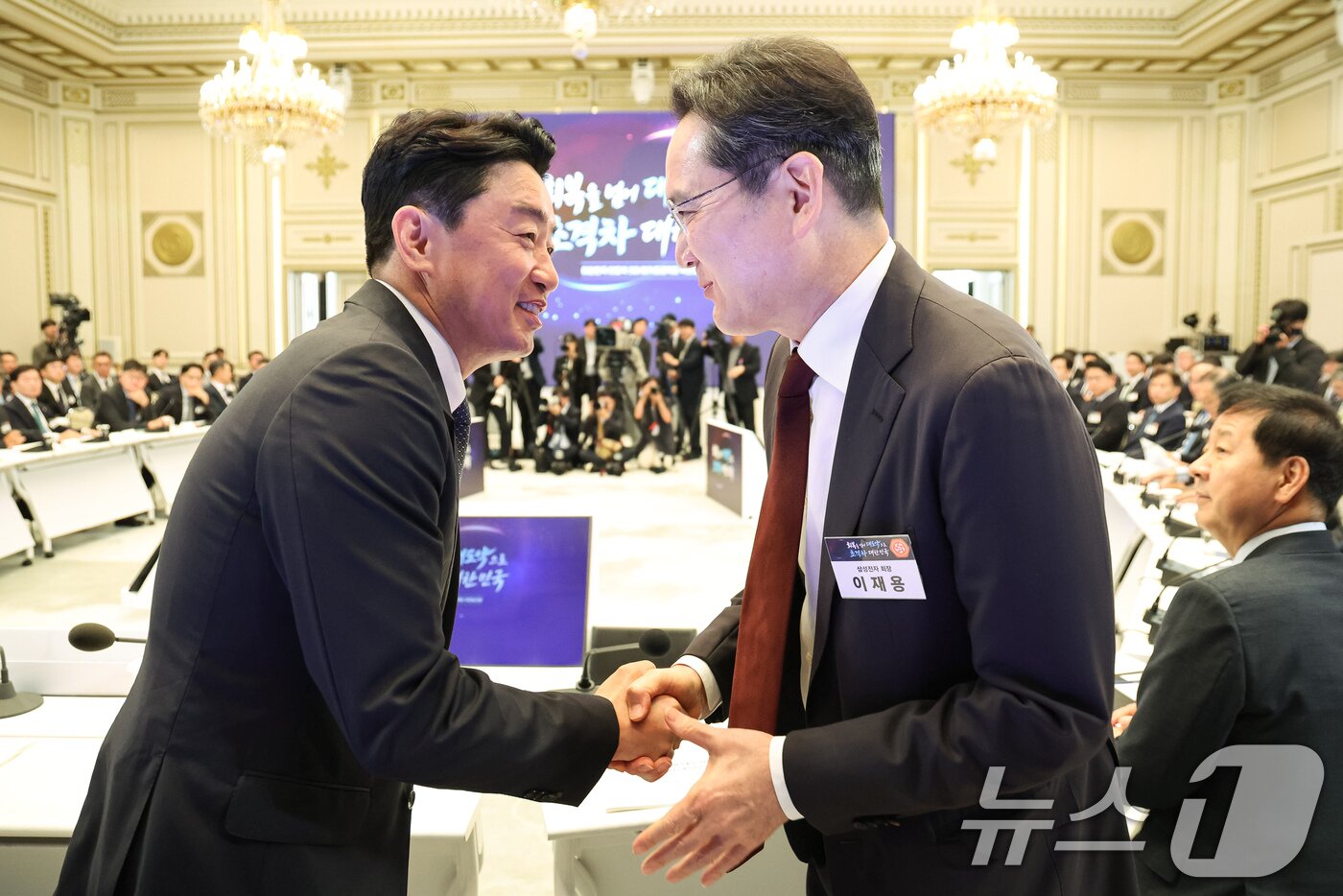 본문 이미지 - 강훈식 비서실장과 이재용 삼성전자 회장이 29일 청와대 영빈관에서 열린 대한민국 대도약 3대 메가프로젝트 국민보고회에서 인사를 나누고 있다. 2026.6.29 ⓒ 뉴스1 허경 기자