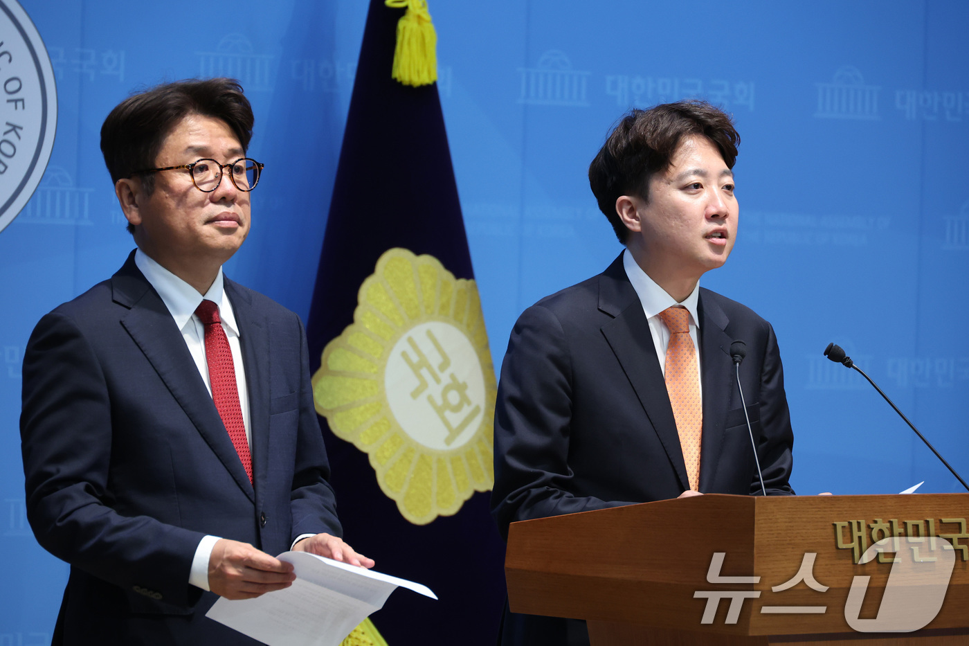(서울=뉴스1) 신웅수 기자 = 이준석 개혁신당 대표와 유의동 국민의힘 의원이 29일 서울 여의도 국회 소통관에서 정부의 대규모 호남 반도체 투자 계획과 관련해 기자회견을 하고 있 …