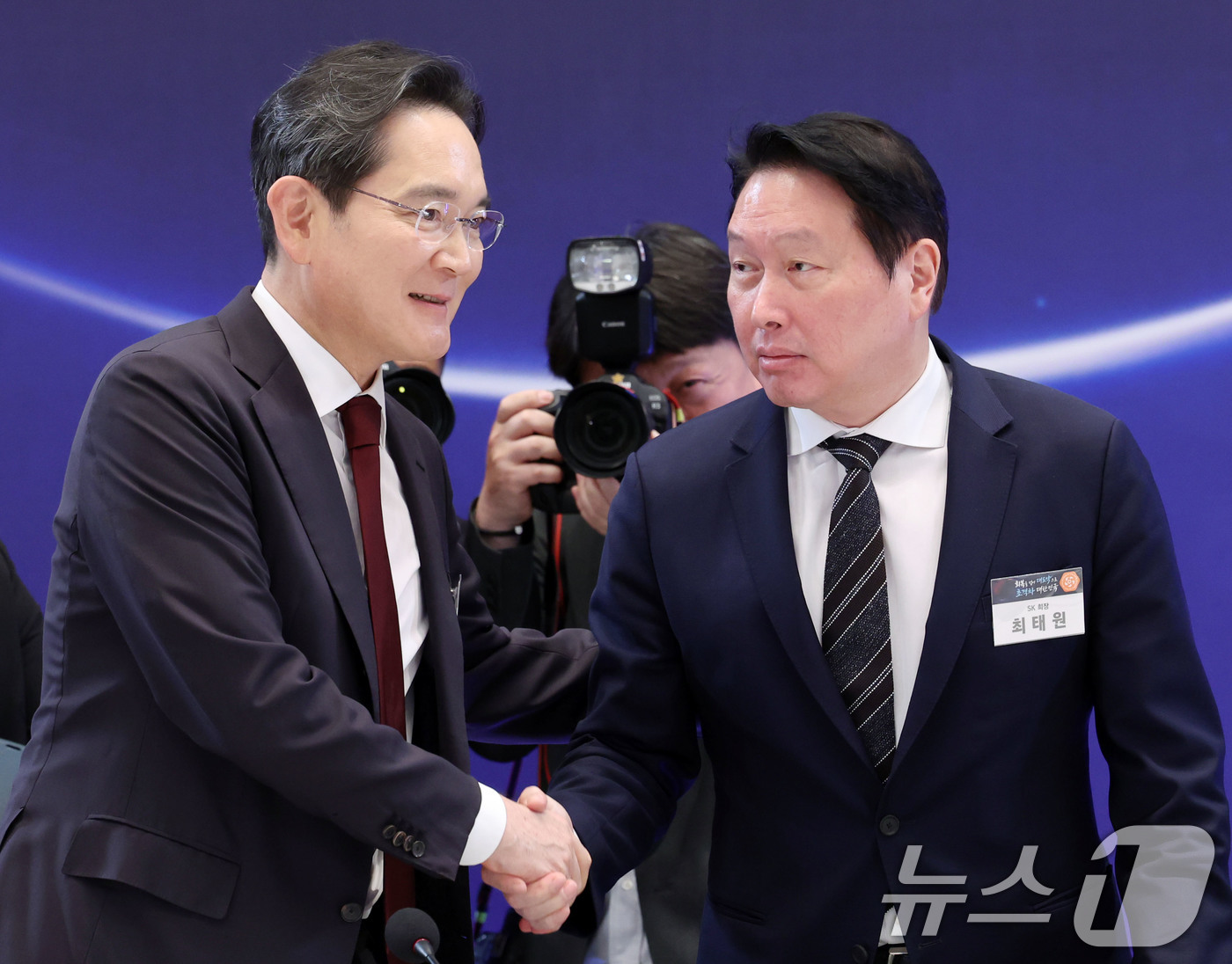 (서울=뉴스1) 허경 기자 = 이재용 삼성전자 회장과 최태원 SK그룹 회장이 29일 청와대 영빈관에서 열린 대한민국 대도약 3대 메가프로젝트 국민보고회에서 인사를 나누고 있다. 2 …