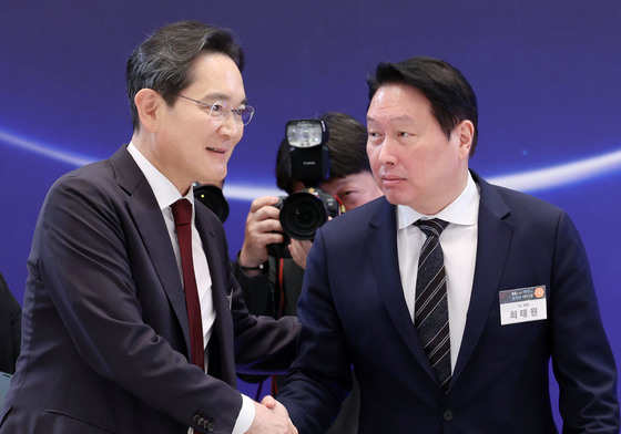 악수하는 이재용·최태원 회장