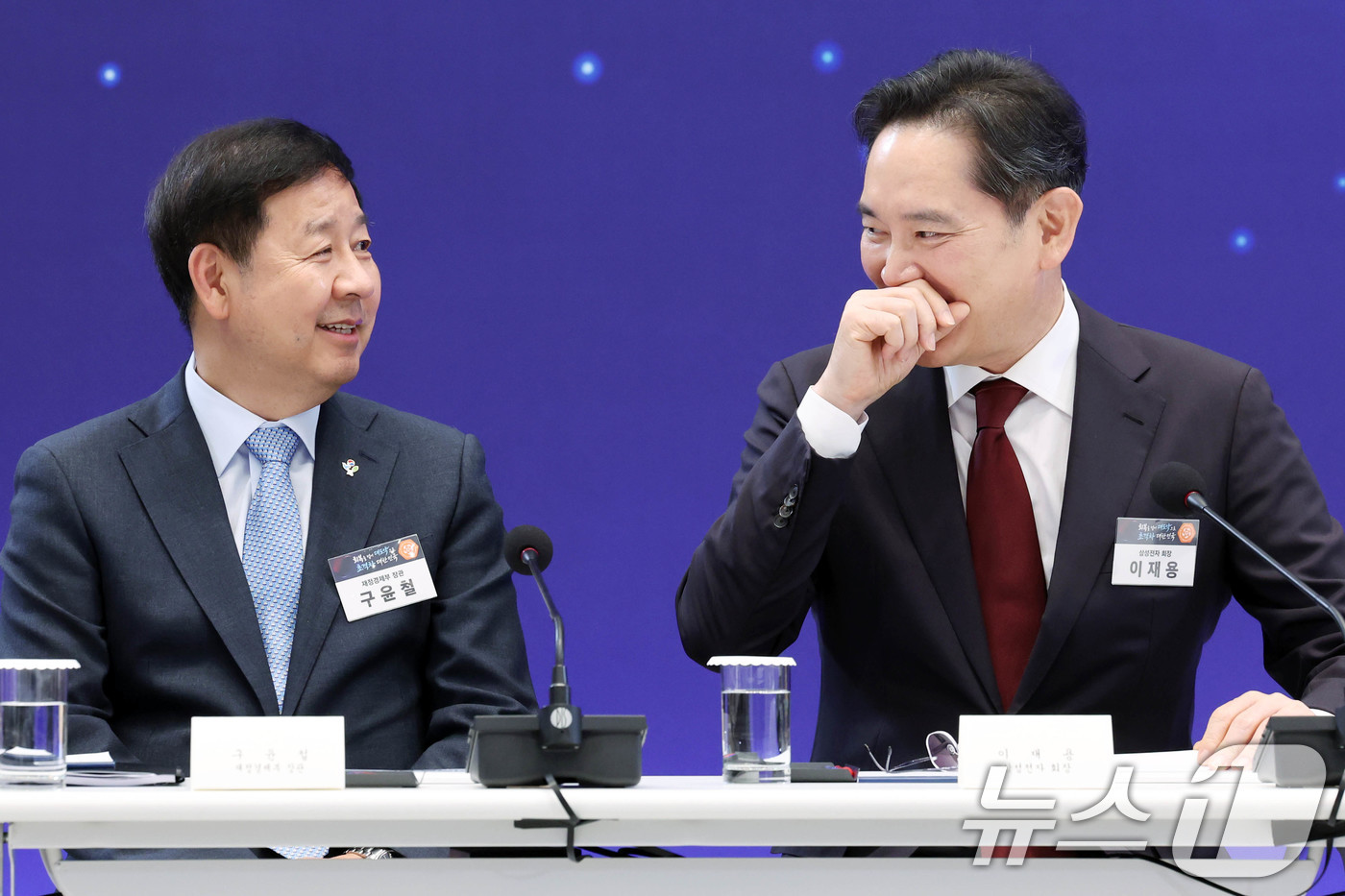 (서울=뉴스1) 허경 기자 = 구윤철 부총리 겸 재정경제부 장관과 이재용 삼성전자 회장이 29일 청와대 영빈관에서 열린 대한민국 대도약 3대 메가프로젝트 국민보고회에서 대화를 하고 …